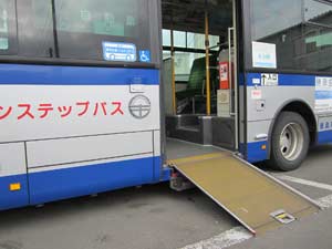 スロープを出したバスの写真