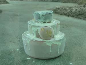 氷のケーキ（園児から頂いた果物をのせる前）の写真