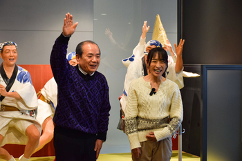 阿波おどり会館を楽しむ市長とアナウンサー