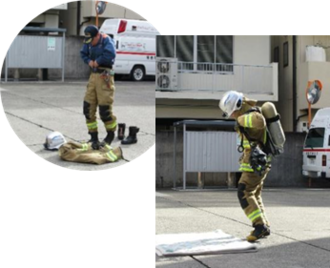 消防士さんが防火服を着ている写真